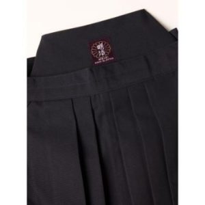 Hakama MEIJI bleu ou noir (importé du Japon) KAMIKAZE Prix : à partir de 132,00 euros